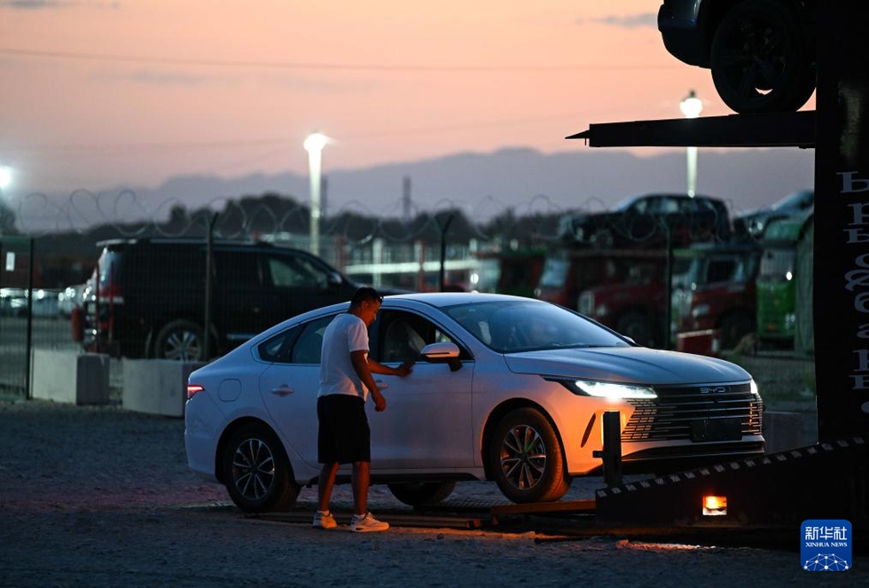 コルガスの「移送ドライバー」たち　中国製新エネ車の中央アジア輸出で活躍