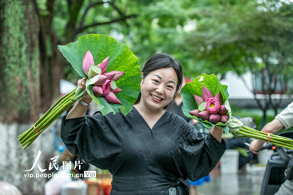 ハスの花を買い求める人々でにぎわう「ハス花市」　江蘇省蘇州