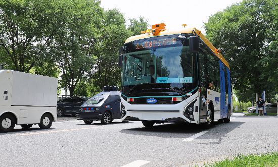 走行中のB19自動運転バス。