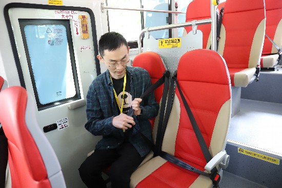 シートベルトを着用する男性。