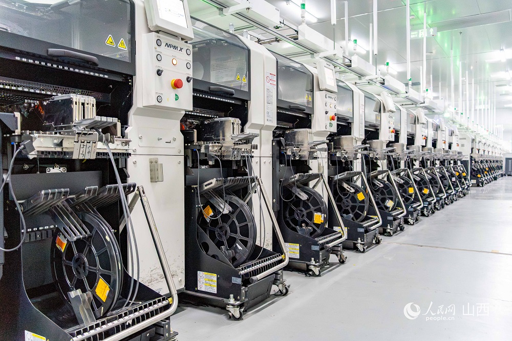 効率的に稼働中の山西高科華傑光電科技有限公司の表面実装機。 撮影・馬夢迪
