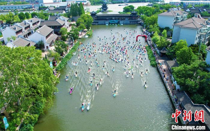 江南の古鎮に活気をもたらすパドルボードレース　浙江省