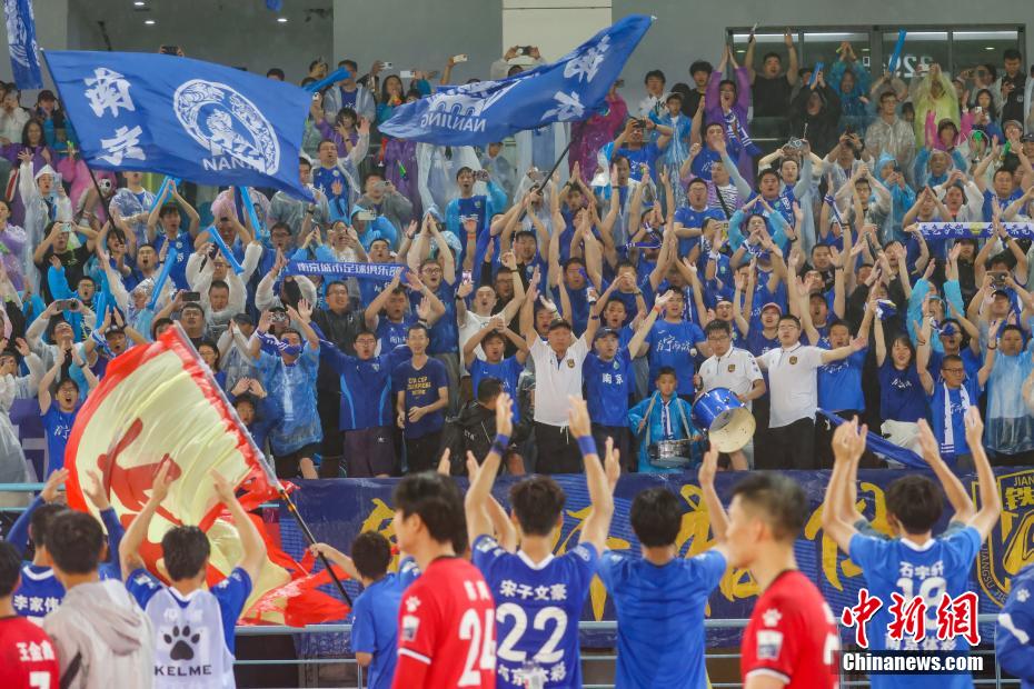 雨の中の「江蘇サッカーリーグ」　熱気に包まれた常州のホームグラウンド