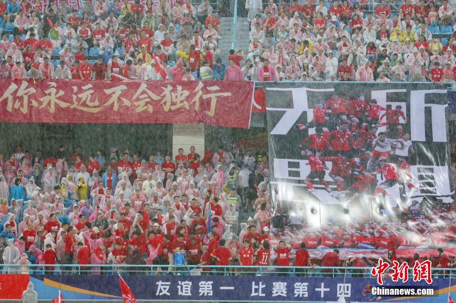 雨の中の「江蘇サッカーリーグ」　熱気に包まれた常州のホームグラウンド