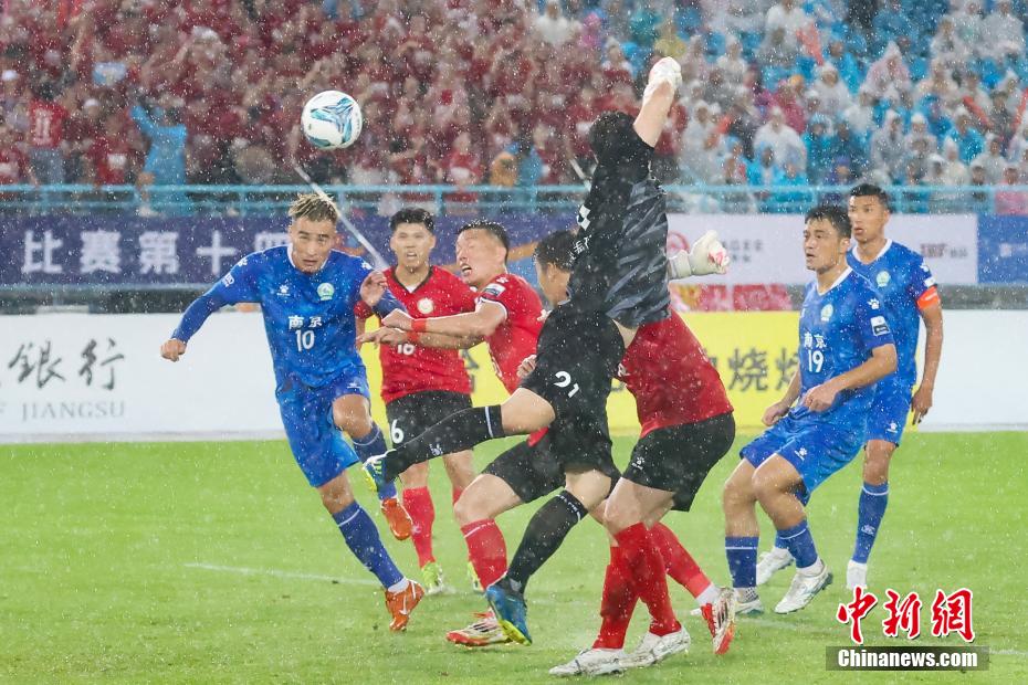 雨の中の「江蘇サッカーリーグ」　熱気に包まれた常州のホームグラウンド