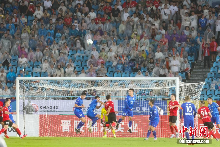 雨の中の「江蘇サッカーリーグ」　熱気に包まれた常州のホームグラウンド