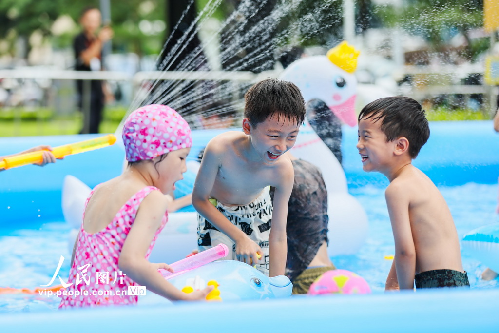 水遊びで涼しさを満喫　広西・賀州