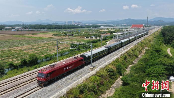 6月5日、中国ラオス鉄道を走る貨物列車（撮影・陳暢）。