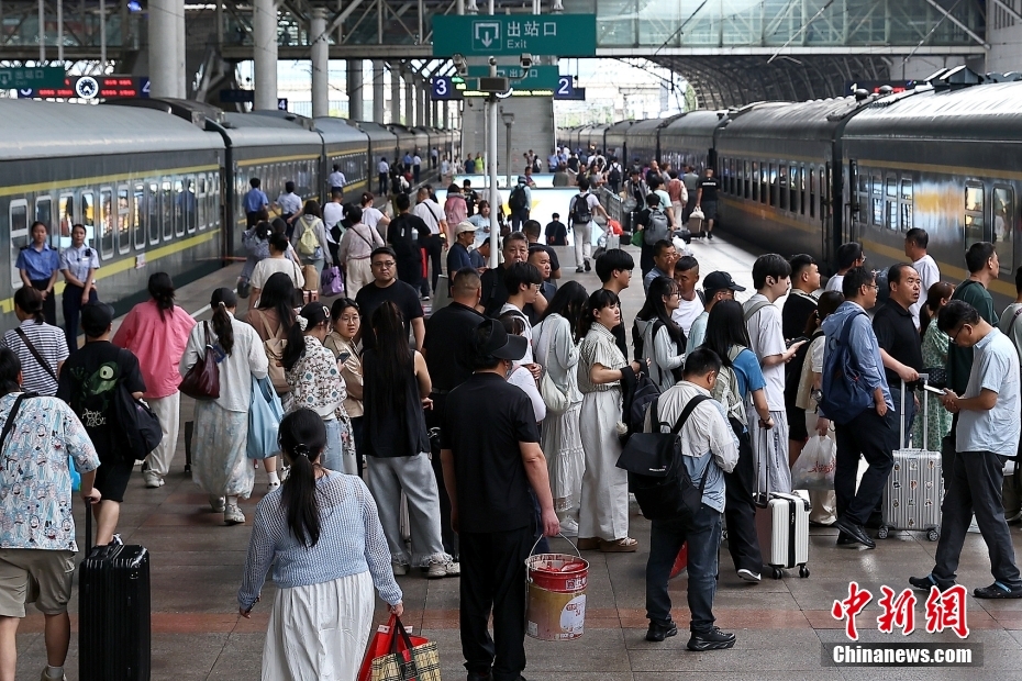 中国全土で夏休みの帰省・旅行に伴う鉄道輸送体制スタート