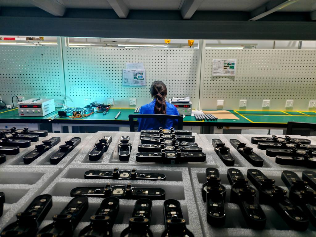 深セン連合飛機科技有限公司の生産工場で組み立てテストを行う従業員。撮影・宋晨