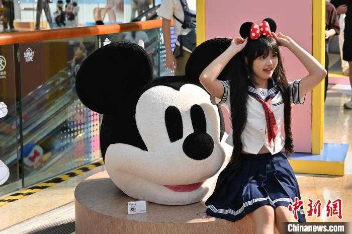 広州の商業施設にディズニーのインスタレーション登場、買い物客に人気　広東省