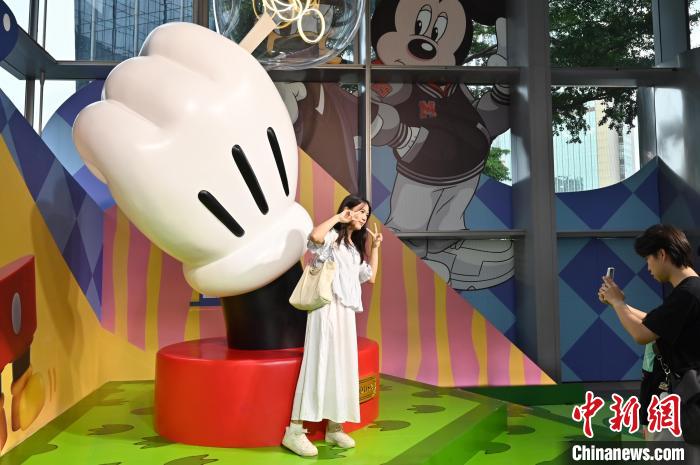 広州の商業施設にディズニーのインスタレーション登場、買い物客に人気　広東省