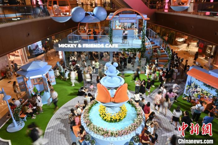 広州の商業施設にディズニーのインスタレーション登場、買い物客に人気　広東省