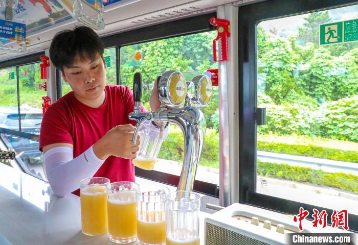 青島に「ほろ酔いバス」登場、文化観光消費の新シーンを開拓　山東省