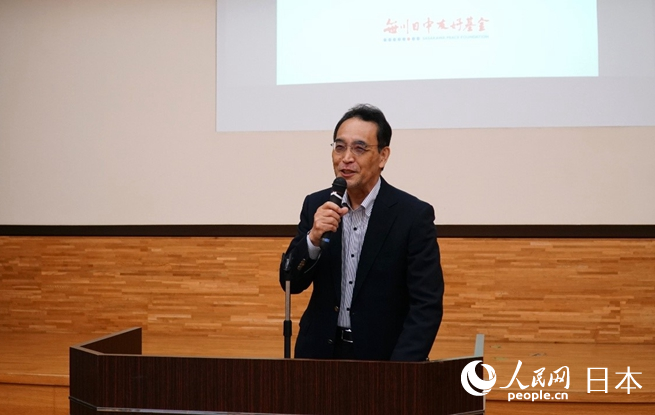 挨拶する日本・国際交流基金日本語国際センターの佐藤郡衛所長（撮影・蒋暁辰）