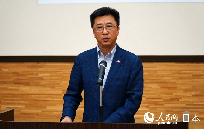 挨拶する中国教育国際交流協会国際合作部の印凱氏（撮影・蒋暁辰）