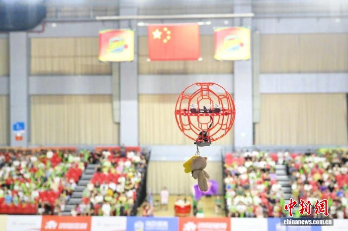 プレゼントを載せたドローンが球場の上空を旋回する様子。画像提供：秀洲区メディアセンター