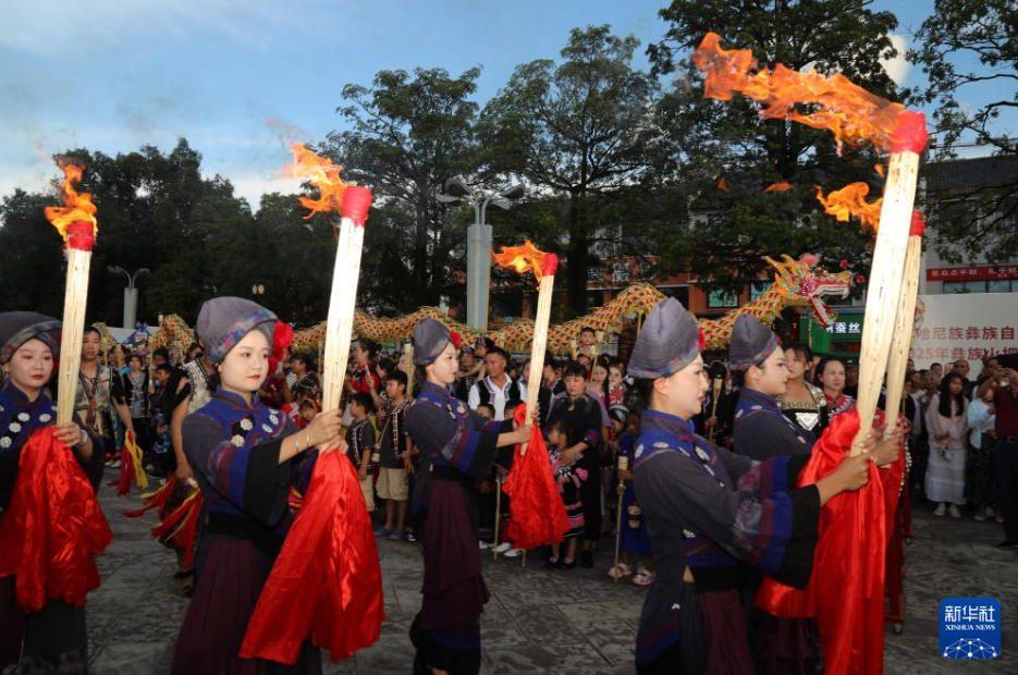 雲南省各地でたいまつ祭りが盛大に開催