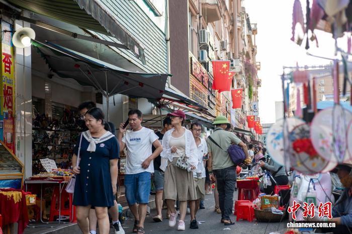 夏休みの旅行者で賑う広西・東興 　観光客を魅了する国境の風情