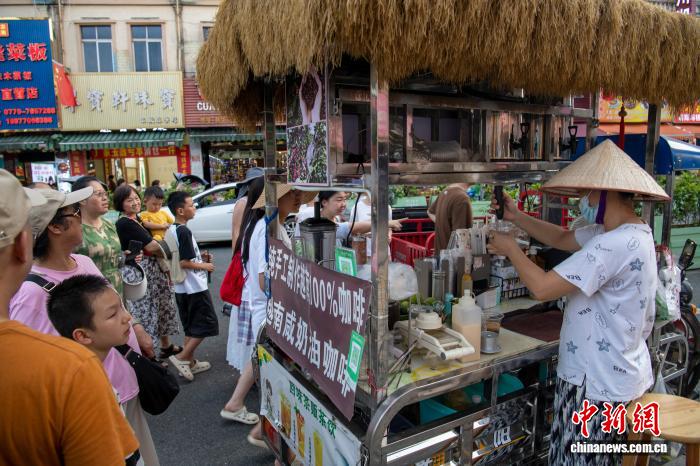 夏休みの旅行者で賑う広西・東興 　観光客を魅了する国境の風情