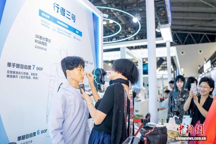 「学覇01」のメークと衣装のイメージデザインは、指導教員である楊青青教授の舞台美術学部衣装・メーク専攻の教員・学生チームによって行われる。（撮影・佳奇）