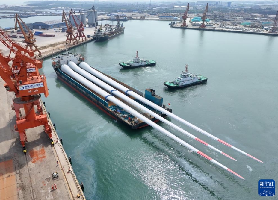 超特大サイズの洋上風力発電ブレードを実験基地に向けて輸送　山東省煙台