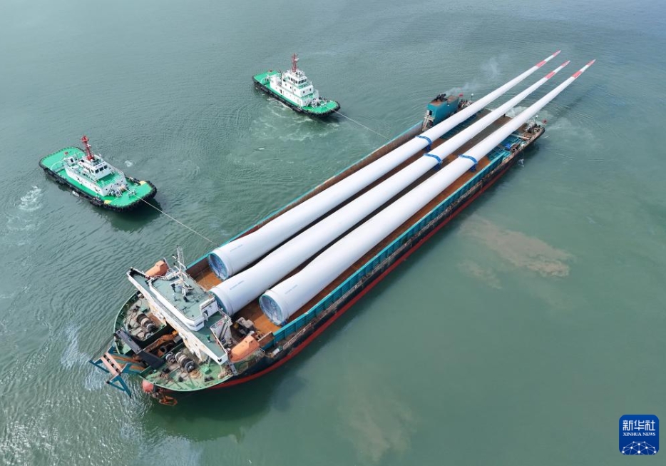 超特大サイズの洋上風力発電ブレードを実験基地に向けて輸送　山東省煙台