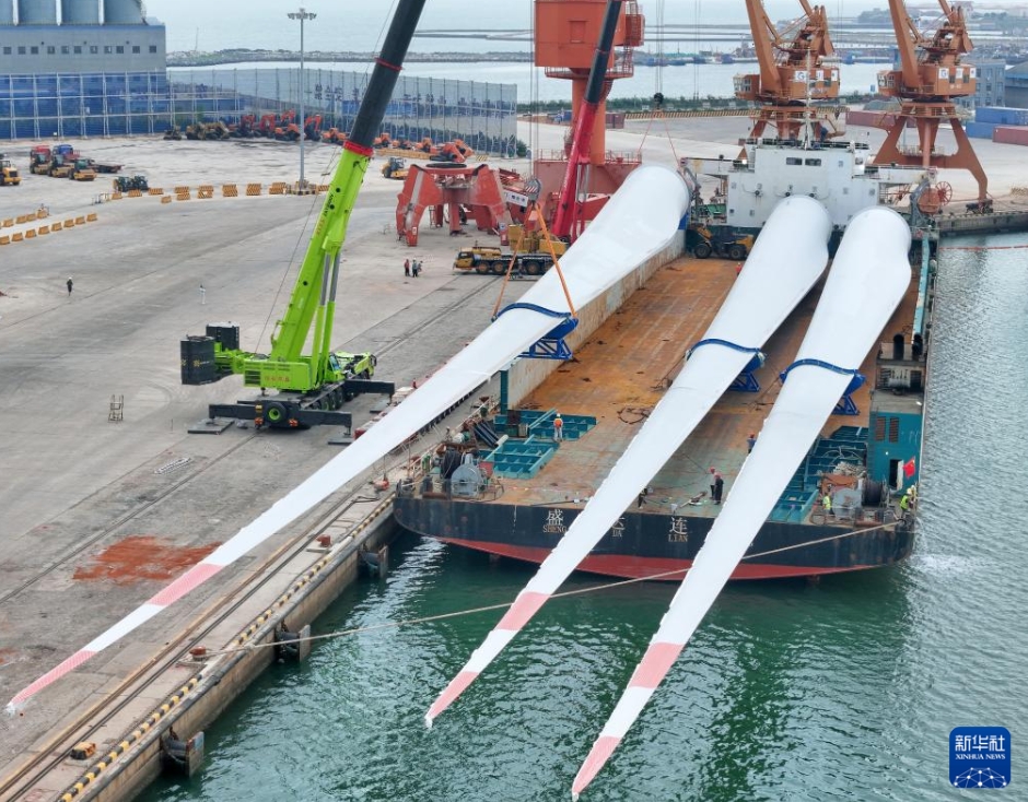 超特大サイズの洋上風力発電ブレードを実験基地に向けて輸送　山東省煙台