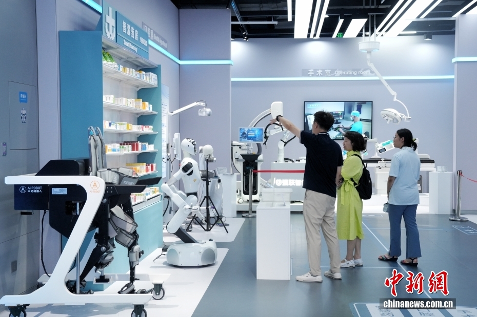 世界初の「エンボディドAIロボット」4S店を訪ねて　北京