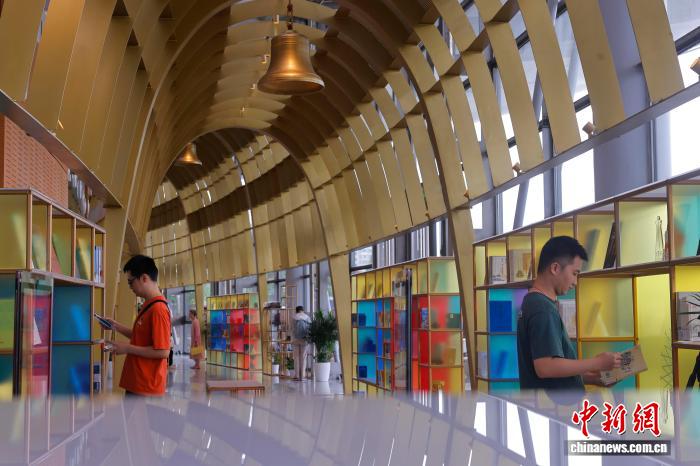 上海市で駅構内に初の「図書館」