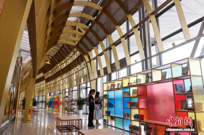 上海市で駅構内に初の「図書館」