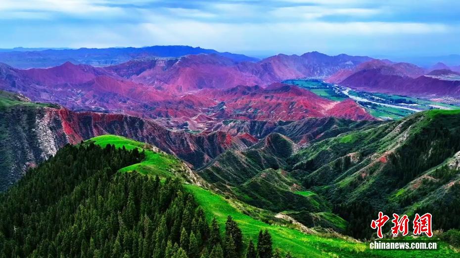 観光客を魅了する塔村の夏景色　新疆温宿県