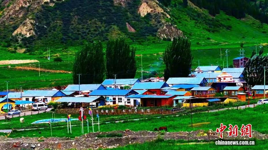 観光客を魅了する塔村の夏景色　新疆温宿県