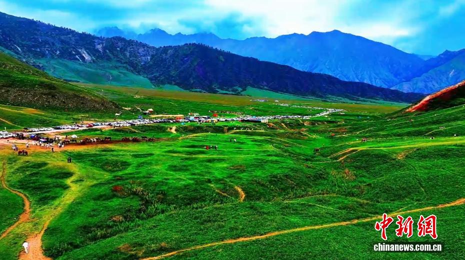 観光客を魅了する塔村の夏景色　新疆温宿県