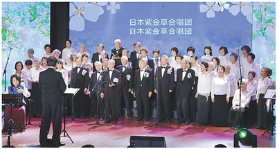 3月27日、南京市建鄴区少年宮劇場で開催された合唱コンサート「歴史を銘記し、平和を大切にする」で歌う紫金草合唱団。写真提供:中国侵略日本軍南京大虐殺遭難同胞紀念館。