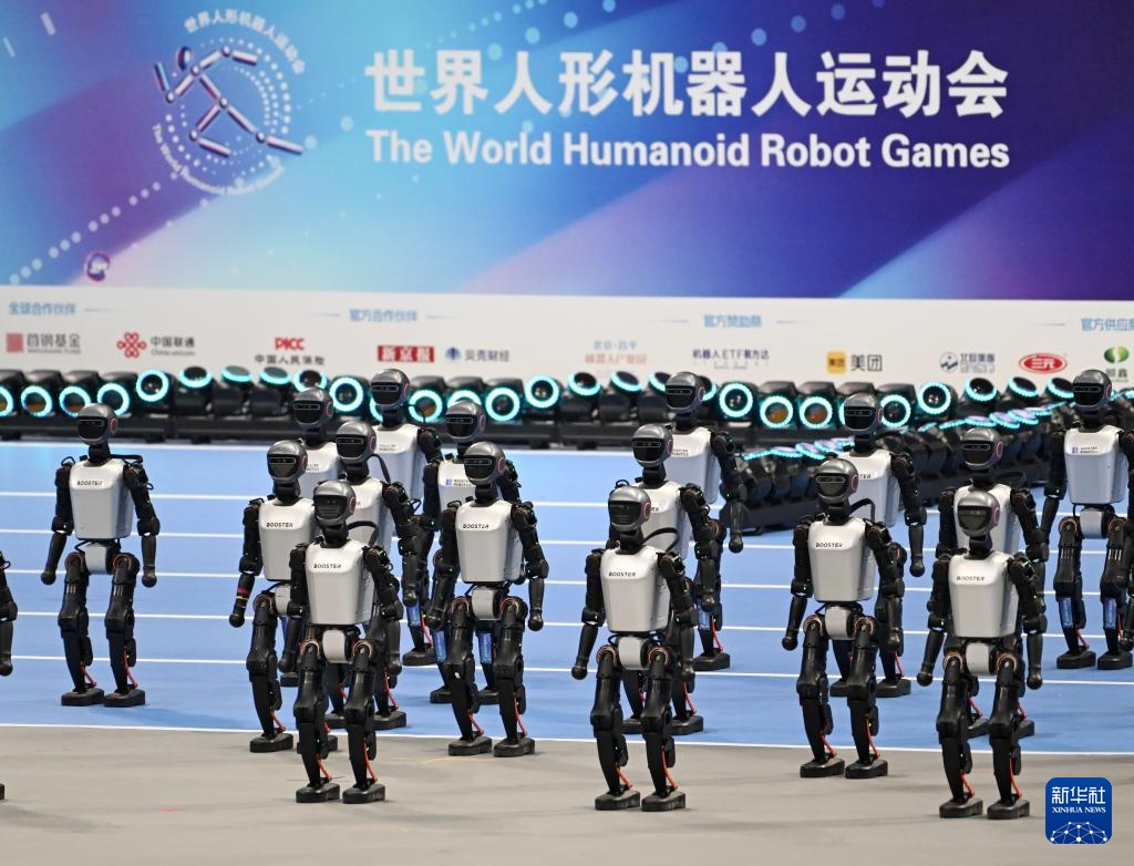 8月14日、開幕式で入場するロボット代表団。撮影・張晨霖