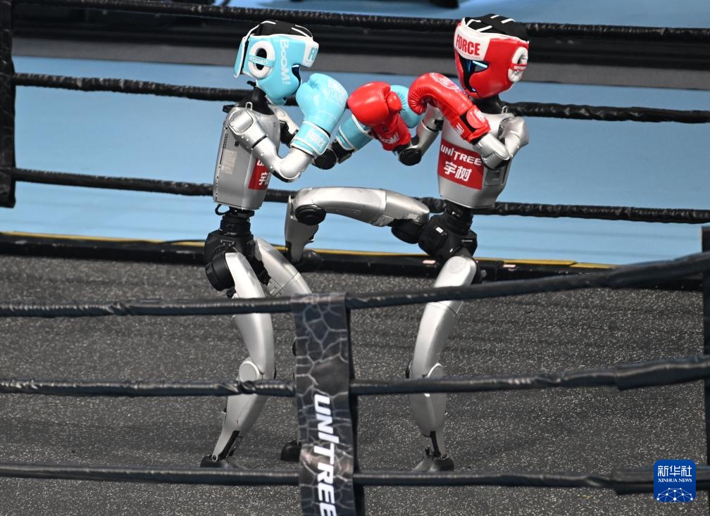 8月14日、開幕式でフリーファイトを披露するロボット。撮影・張晨霖
