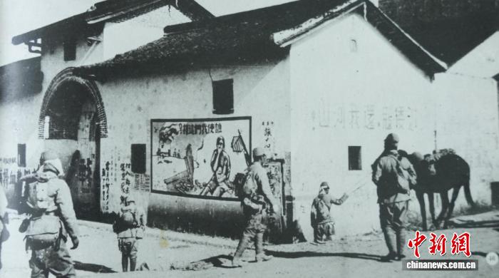 広東省清遠市英徳市青塘鎮で、旧日本軍が撮影した「倭寇よ、山河を返せ！」の抗日のスローガンが書かれた壁（写真提供・広東省公文書館）。
