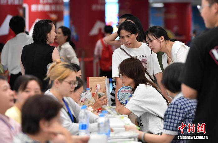 地下鉄駅構内で「就職ナイトフェア」開催　福建省福州