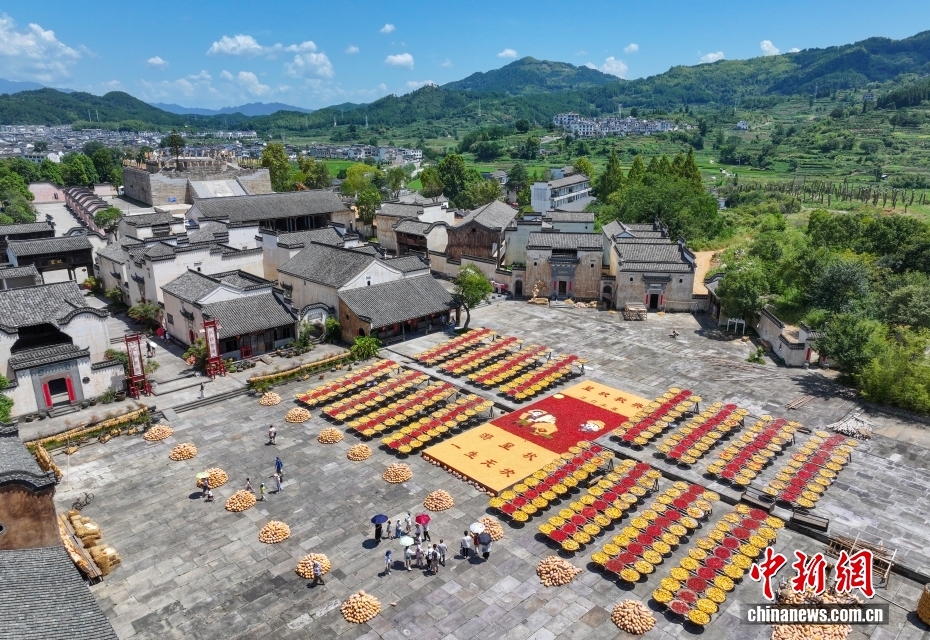 鮮やかな色合いの天日干し広がる呈坎古村　安徽省黄山