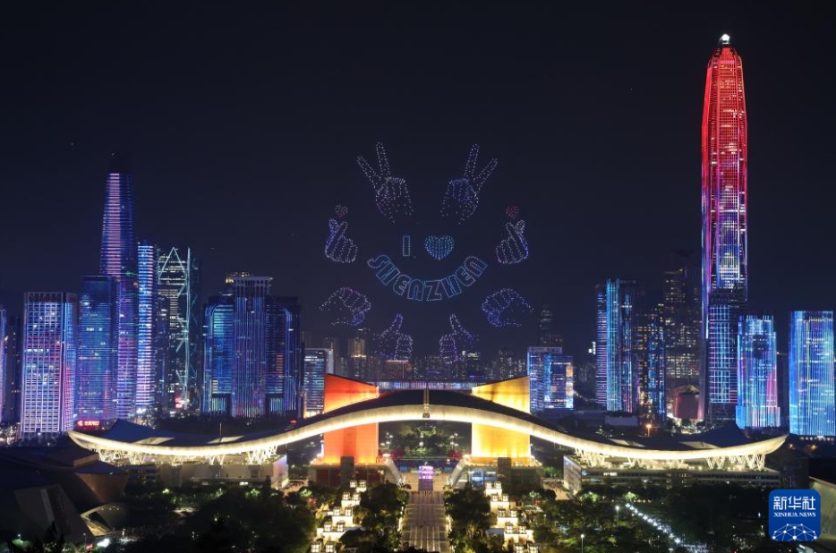 夜空を飾る深セン経済特区45周年記念のドローンショー　広東省