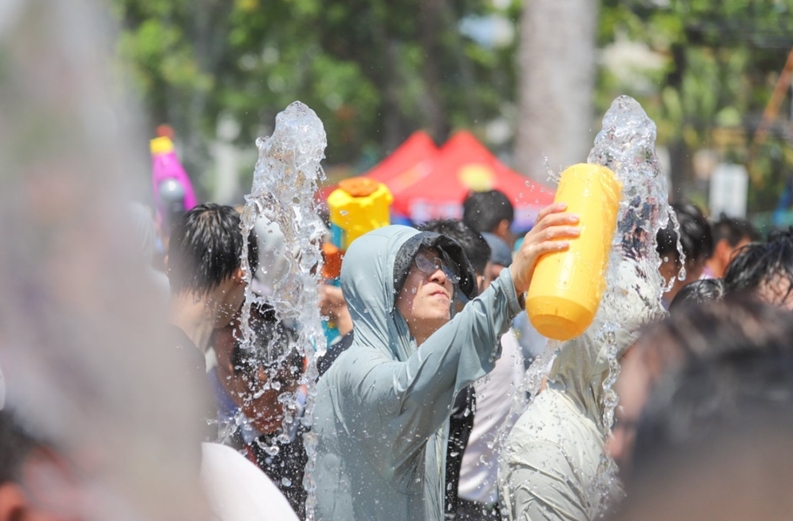 「水掛け祭り」の様子（撮影・牛良玉）。
