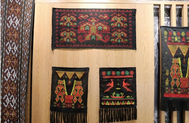 黎族伝統の織物や刺繍（撮影・符武平）。