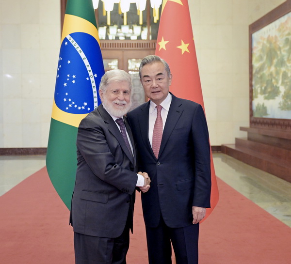 王毅氏がブラジルのアモリン大統領首席特別顧問と会談