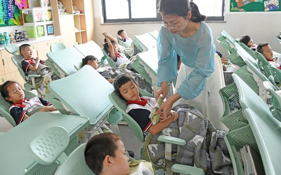 小中高生の昼寝用リクライニング機能付き学習机と椅子の国家標準が発表