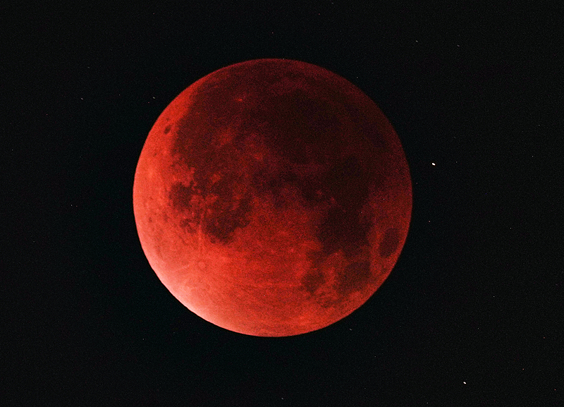 夜空に「赤い月」現る！　中国全土で観測された皆既月食