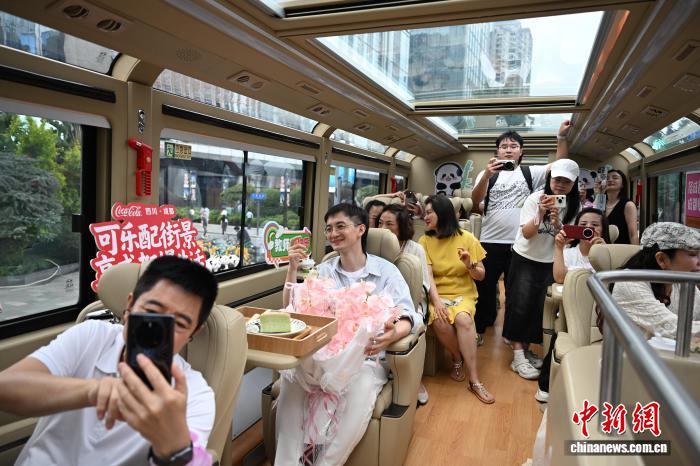 「ティーブレイクバス」に乗って「教師の日」を祝おう！　四川省成都