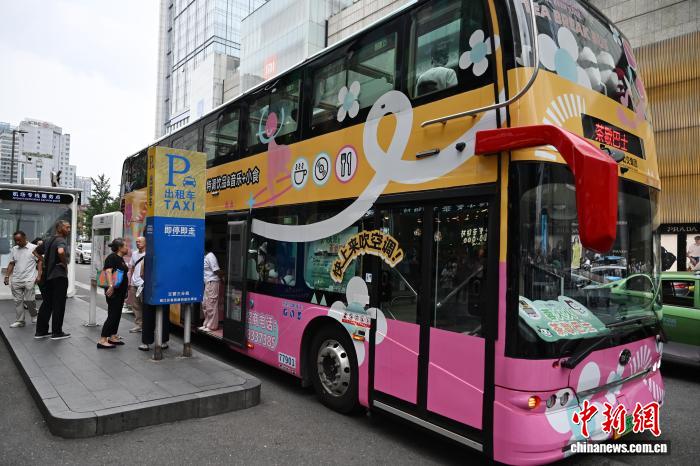 「ティーブレイクバス」に乗って「教師の日」を祝おう！　四川省成都