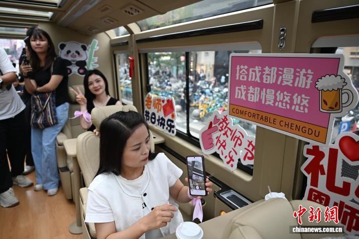 「ティーブレイクバス」に乗って「教師の日」を祝おう！　四川省成都