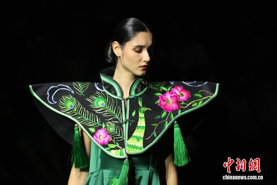 楚雄の彝族刺繍が中国国際ファッションウィークに登場　北京市